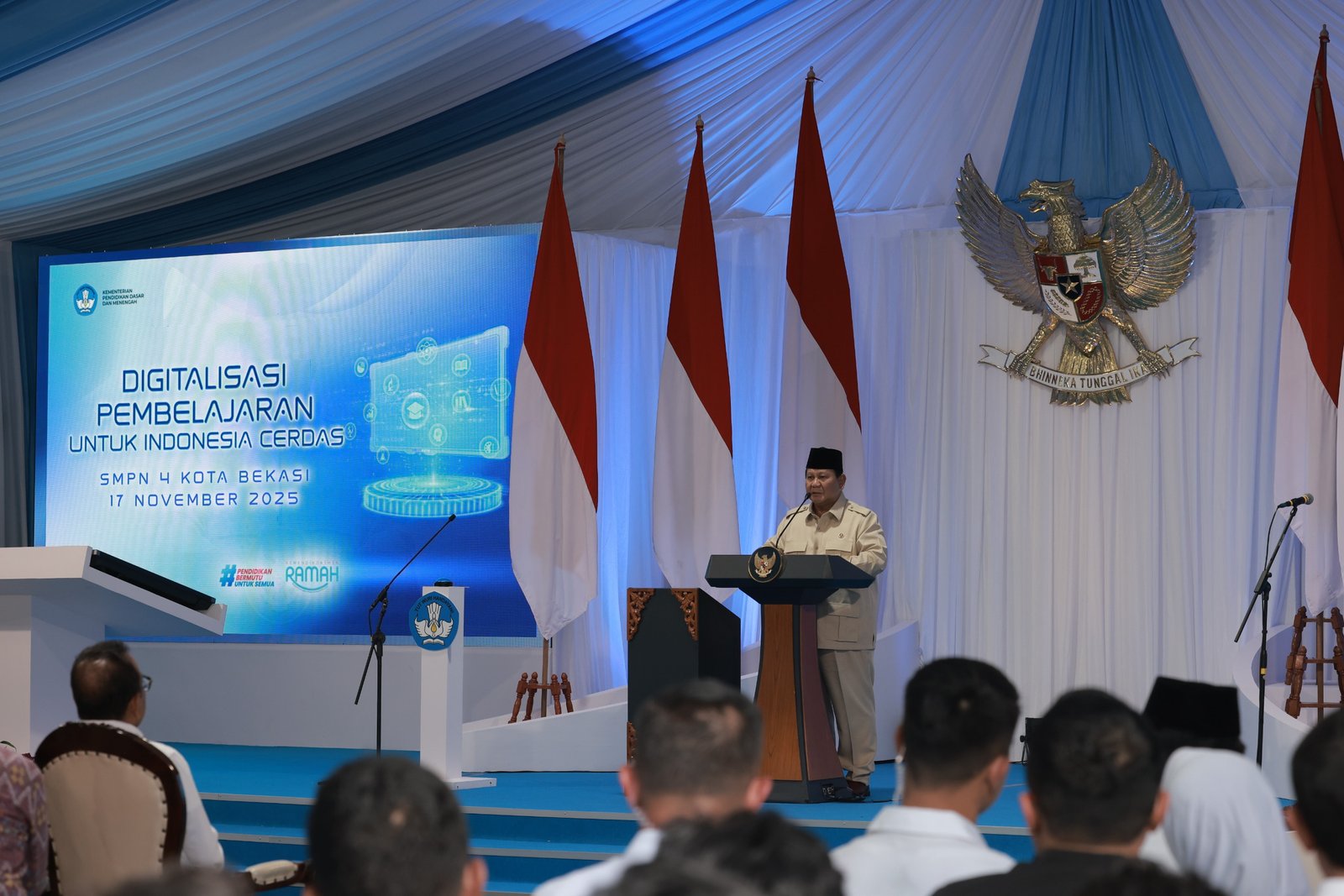 Prabowo Targetkan Setiap Kelas SD–SMA Dilengkapi Panel Interaktif Digital, Tegaskan Kejar Uang Koruptor untuk Pendidikan