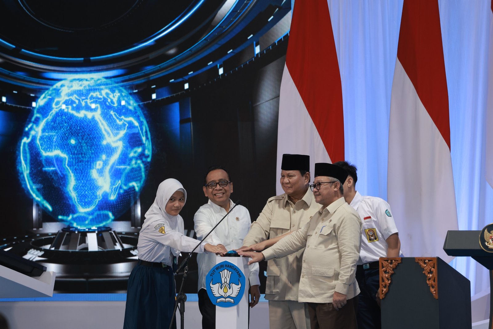 Prabowo Targetkan Pemasangan Satu Juta Panel Interaktif di Sekolah Pada 2026