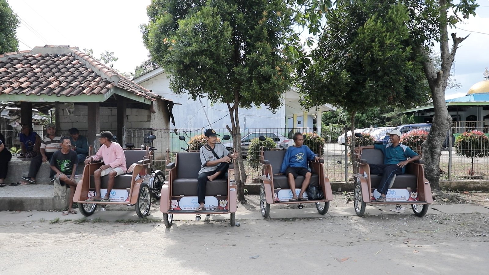 Lansia di Tangerang Terima Bantuan Becak Listrik dari Presiden: “Enak, Nggak Gowes Lagi”