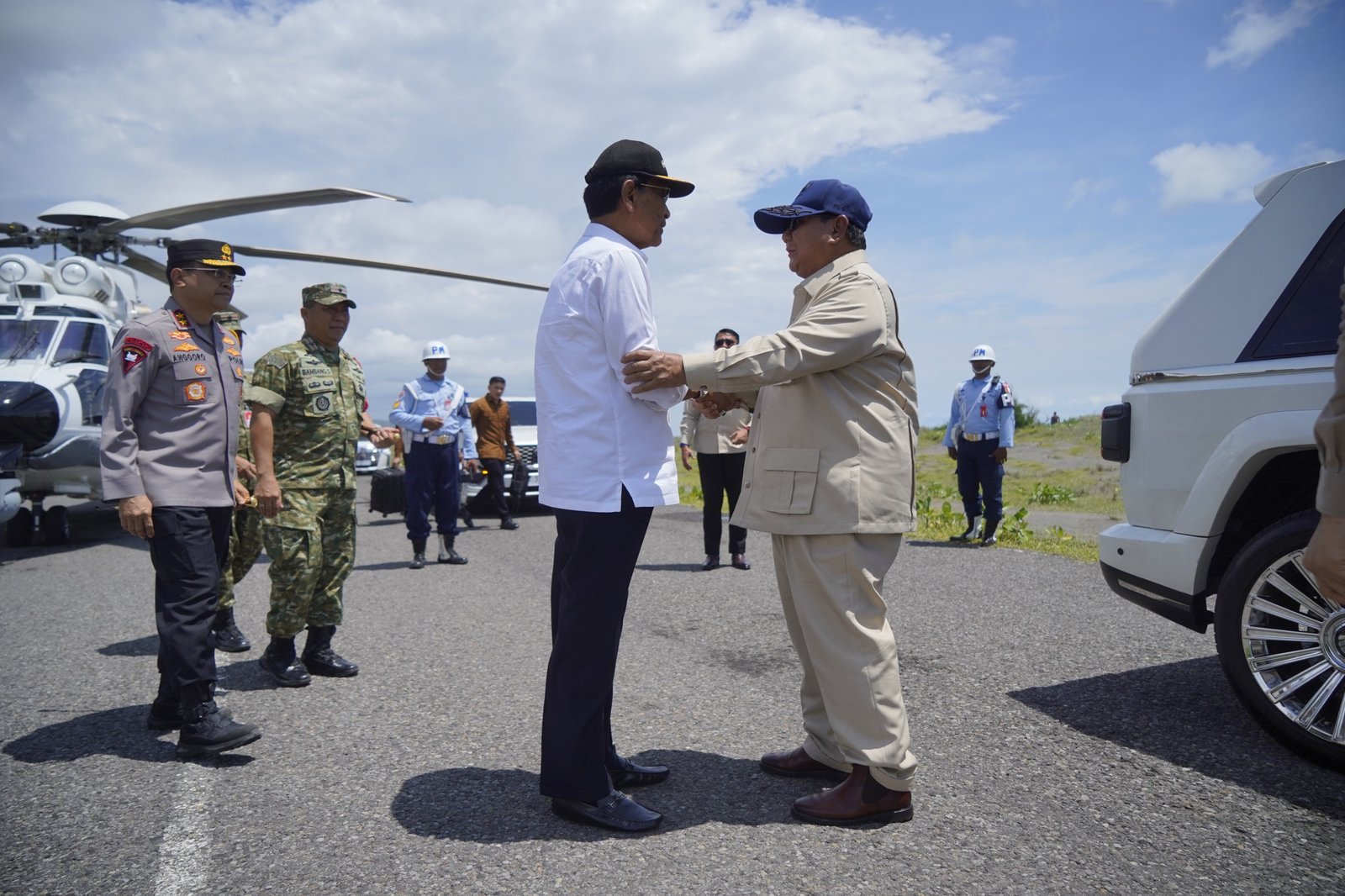 Prabowo dan Sri Sultan Hamengkubuwono X Kompak Naik “Maung” Menuju Peresmian Jembatan Banaran di Bantul