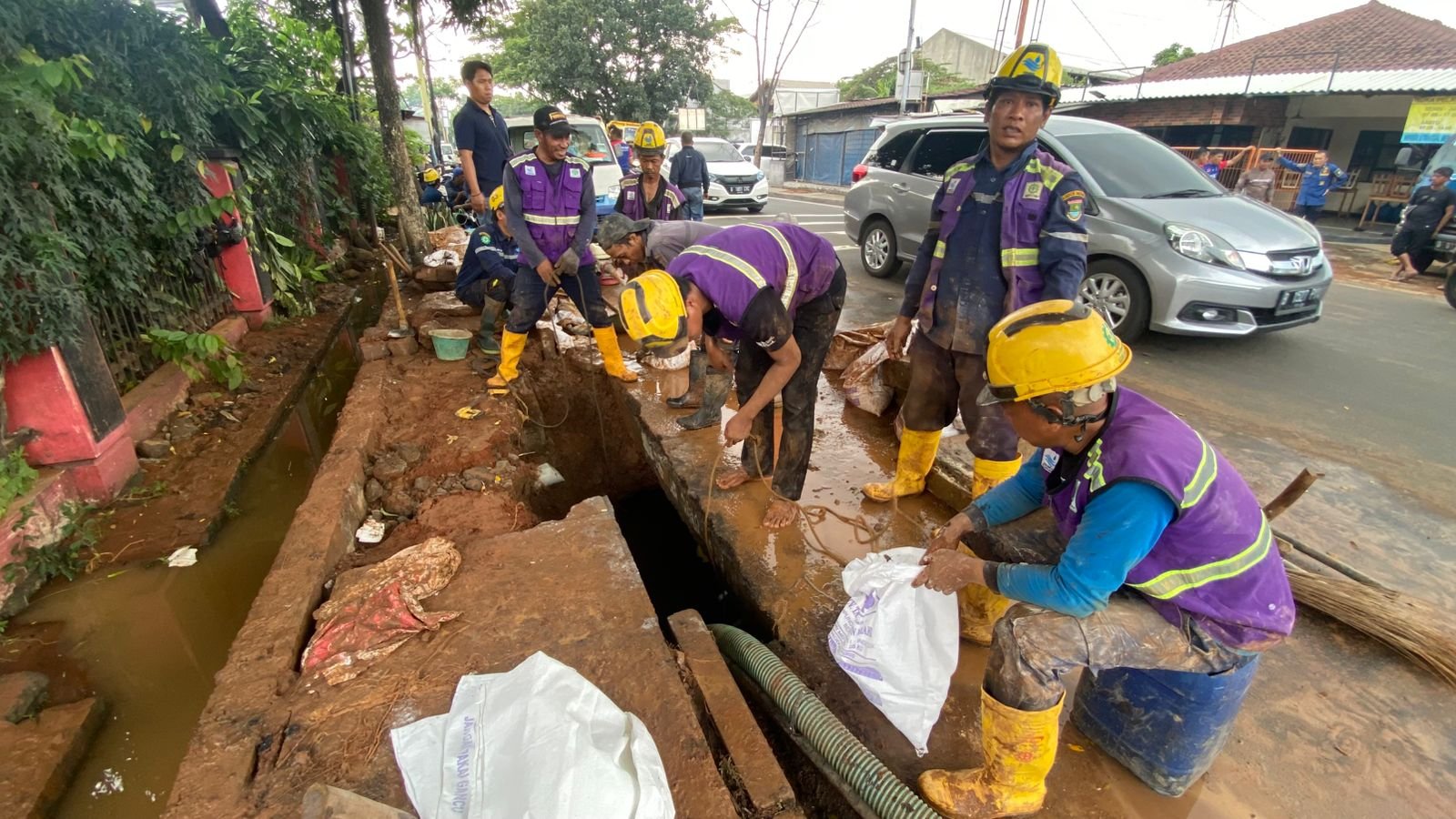 Sigap! PERUMDAM TKR Gerak Cepat Tangani Kebocoran Pipa di Karawaci