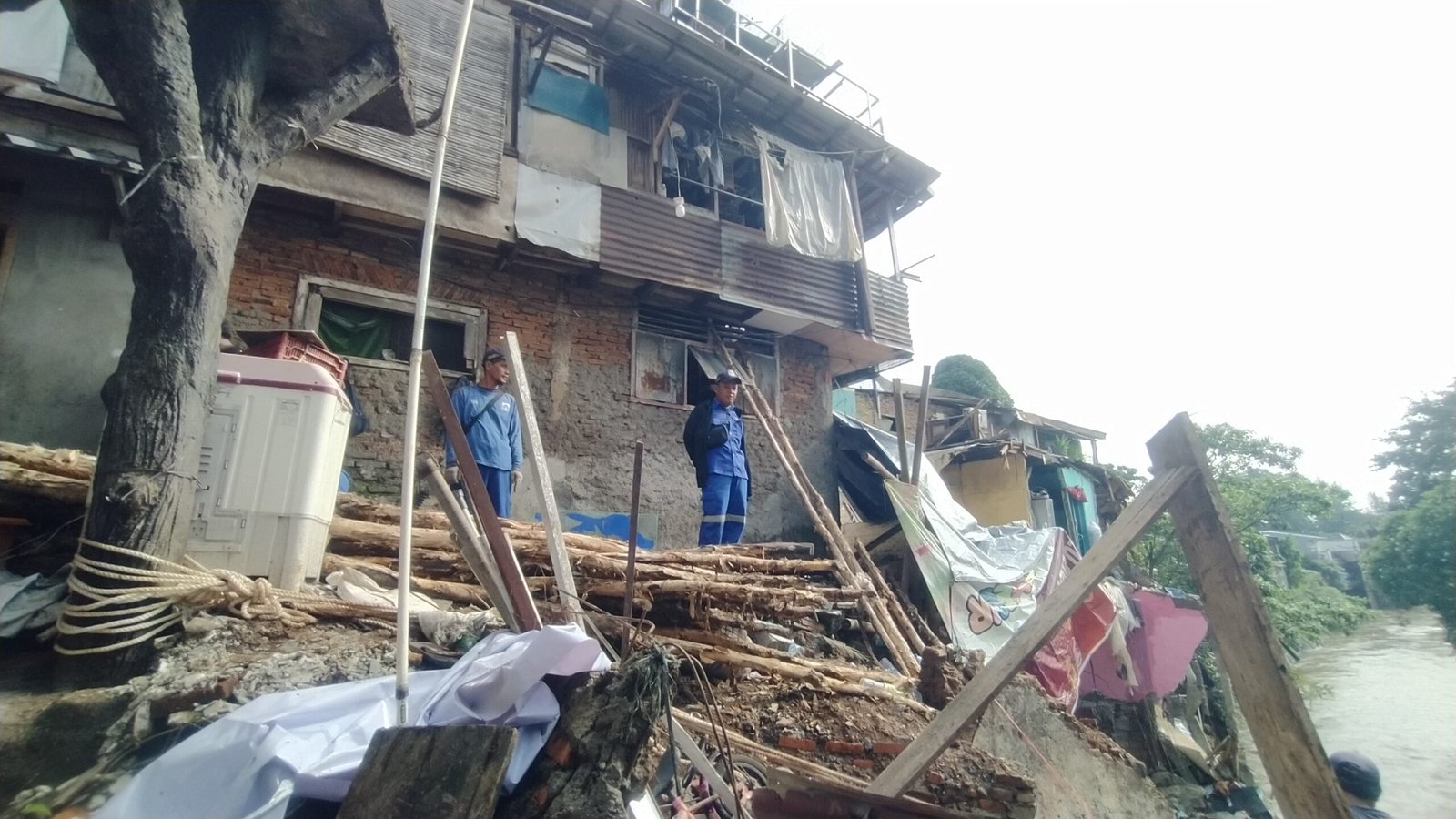 Longsor Hantam Enam Kontrakan di Tebet, Warga Sudah Mengungsi Sebelum Kejadian