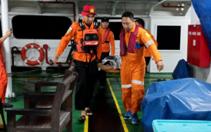 Lima Korban KM Nurul Salsa Ditemukan Selamat Berpegangan pada Rompong Nelayan, KN SAR Kamajaya Lakukan Penjemputan