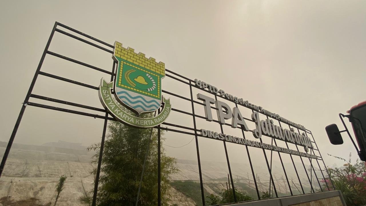 PERUMDAM TKR Kerahkan Mobil Tangki Dukung Pemadaman Kebakaran di TPA Jatiwaringin