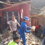 Polri Bersama Warga Bersihkan Puing Pascaledakan di Panimbang, Imbau Nelayan Waspadai Bahan Pemicu Ledakan