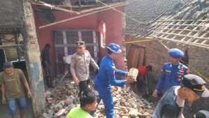 Polri Bersama Warga Bersihkan Puing Pascaledakan di Panimbang, Imbau Nelayan Waspadai Bahan Pemicu Ledakan
